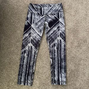 Lululemon crops - black and white pattern